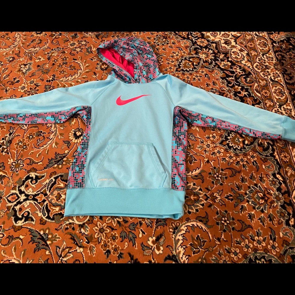 Girls Nike hoodie therma fit